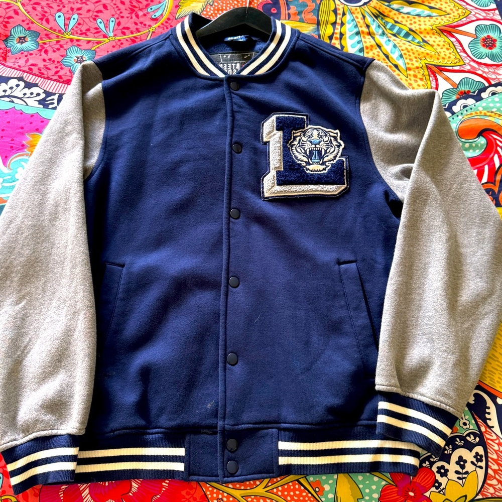 "THIRTEEN REASONS WHY" SEASON 1 CREW ONLY LETTERMAN JACKET, SIZE MED PRICELESS!